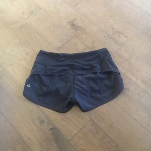 black lululemon shorts